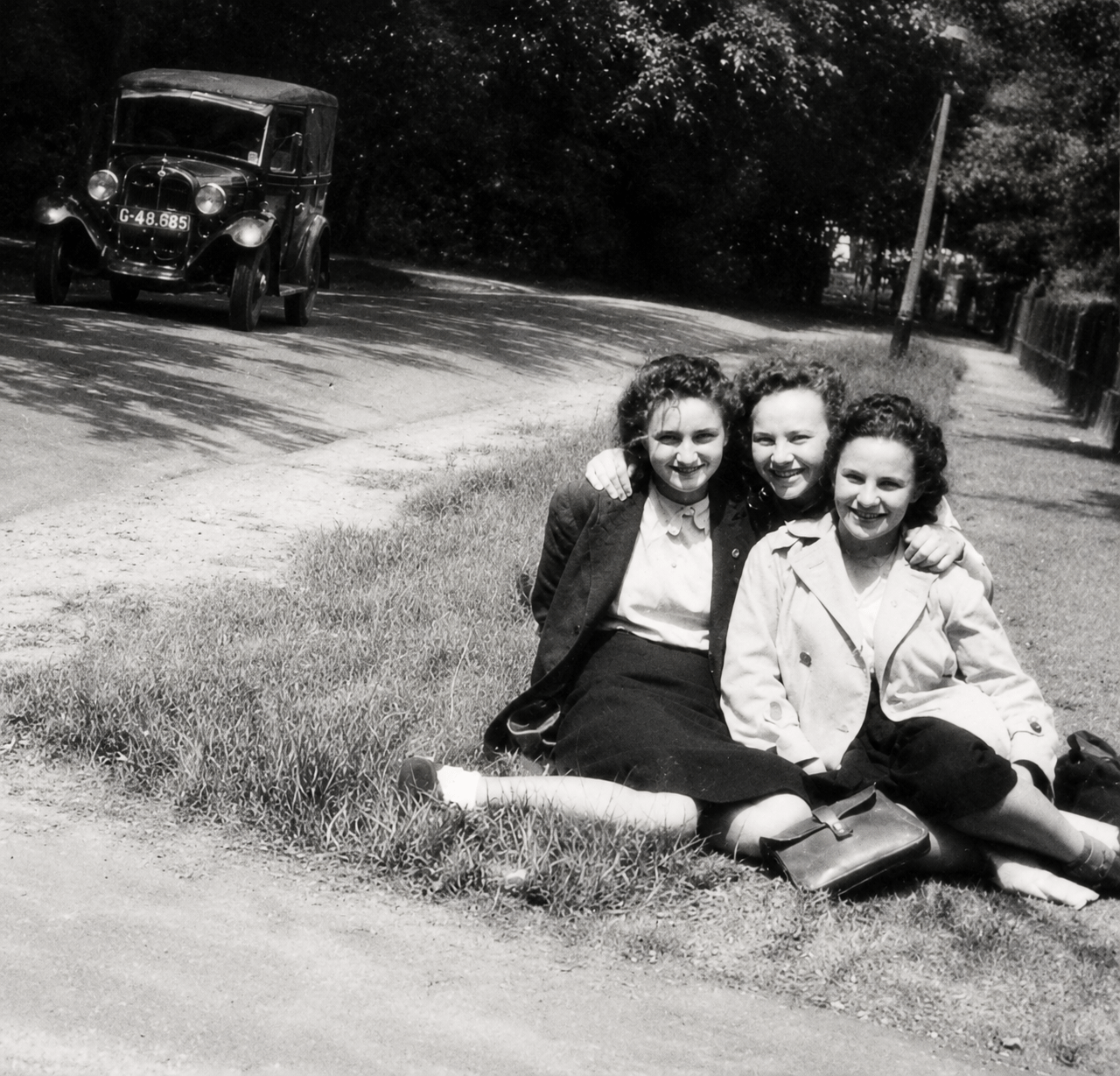 Sellie Lilian-Stodel en Rivka Weinstock tijdens een schoolreisje van de joodse HBS, 1948. Beeld: Collectie Joods Museum, Amsterdam