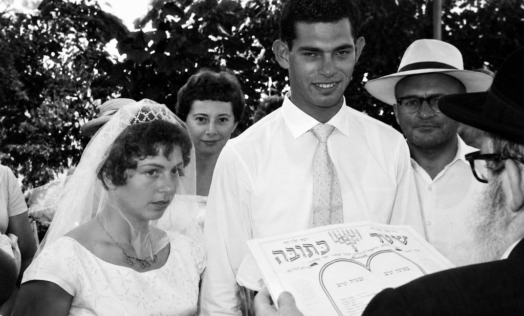 Tirza en Shalom Levinson op hun trouwdag. Het eerste paar dat in de mosjav Orot trouwde, op 29 juni 1961.