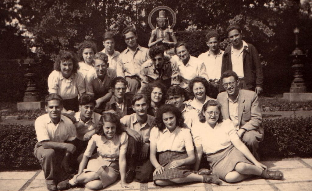 Groepsfoto tijdens uitstapje naar Artis. v.l.n.r. achterste rij: Rebecca Waas, Eddy Gomperts, Meir Bier, Else Agman, Norbert Kaufmann, Sigurd Kaufmann. Daarvoor: Gerrit Philip Goudsmit, Bob de Vries, Knielend: Pinchas, Itsik van Dijk, Eli Cohen, Victor Jacobs, Herta Denneboom, Simon de Vries, Rivka Weil, Mordechai Agmon. Vooraan zittend: Sascha Kahané, Sara Heertjes, Leni Boas