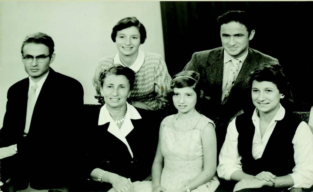 Elishewa en Sal (boven), Joseef, moeder Lien, Jehudith and Riwka (onder), 1956