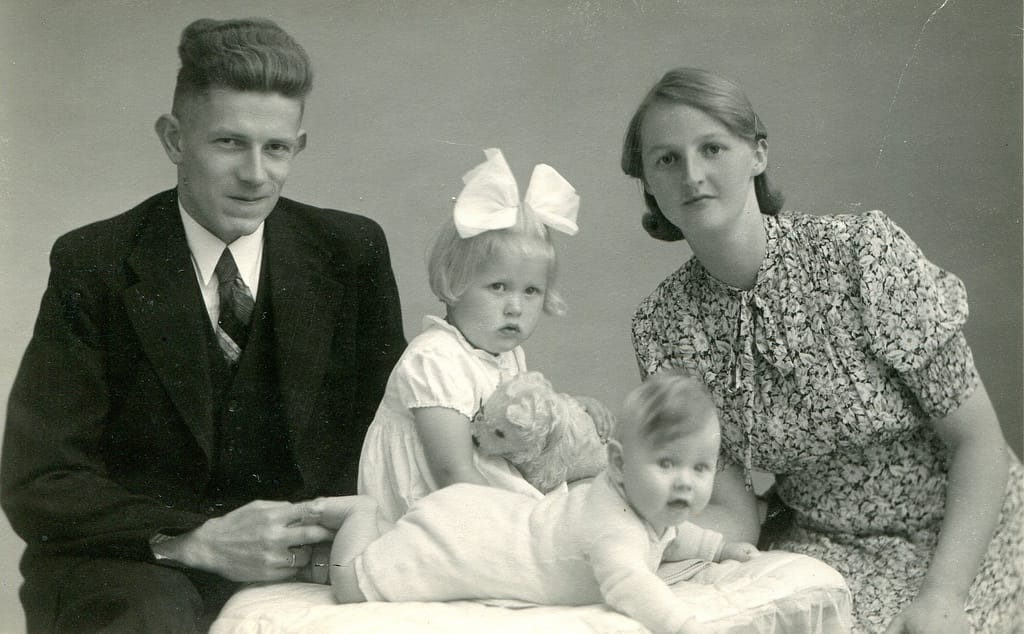 Het gezin Kuiper. Thys, Willy, Zus en baby Henk, 1943
