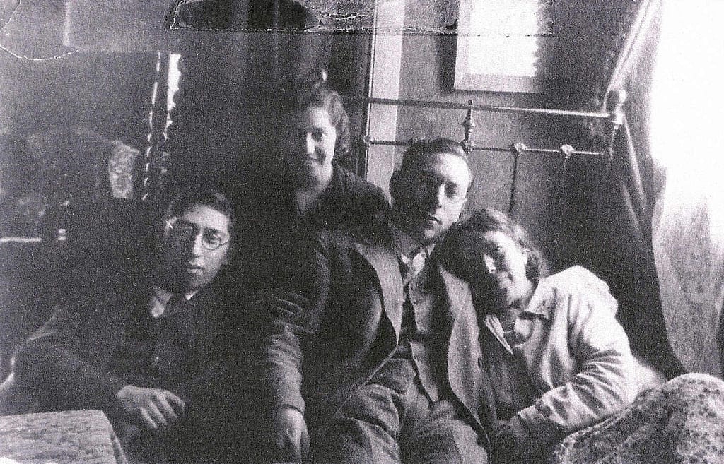 Oma Betje in haar ziekbed vlak voor haar overlijden. Van links naar rechts: Lion, vader David, moeder en oma Betje, 1932.