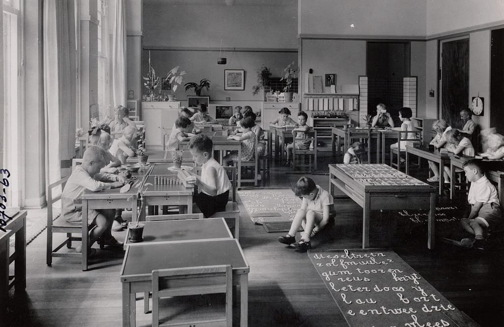 Het interieur van de 6de Montessorischool, Nierstraat 41, Amsterdam, 1936. Een van de klaslokalen. Beeld: Stadsarchief Amsterdam/Dienst der Publieke Werken; Afdeling Stadsontwikkeling