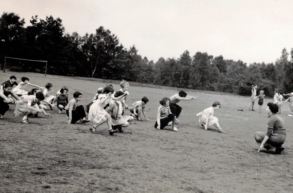 Tikwatenoe-zomerkamp-Lunteren, 1953. Brendele Herzberger geeft ochtendgymnastiek. Beeld: privé-collectie Brendele Herzberger