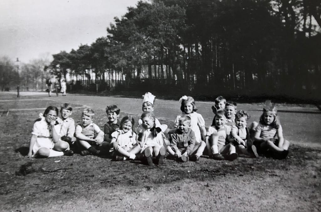 Een naoorlogs (12 april 1946) kinderfeestje met links Greetje Dotsch
