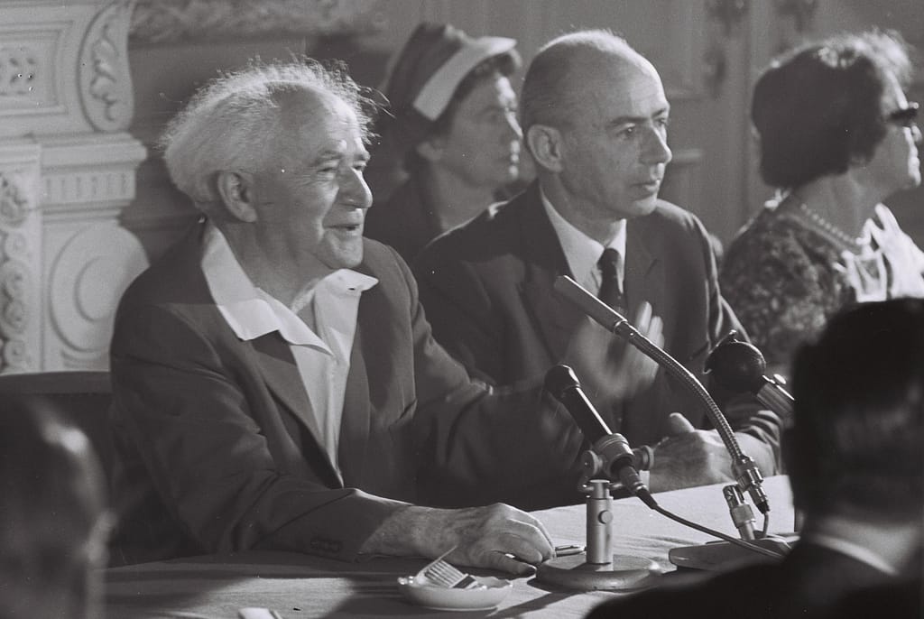 David Ben-Gurion, vergezeld door de Israëlische ambassadeur Hanan Cidor, houdt een persconferentie tijdens zijn officiële bezoek aan Nederland. beeld: GPO