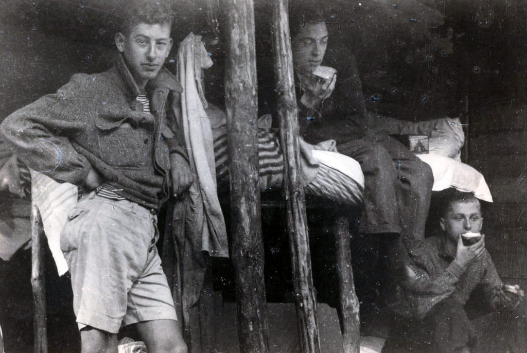 Het Duikje. Ed staat links. Beeld: USHMM