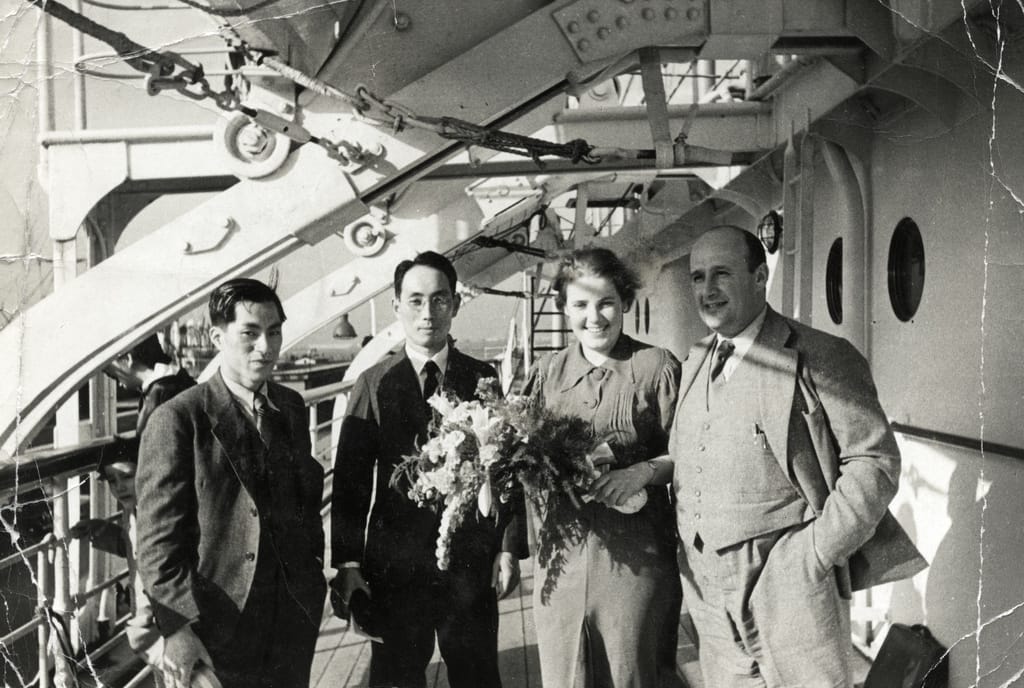 Felix en Eva Tikotin nemen afscheid van twee Japanse vrienden na een reis om kunstwerken aan te kopen, Japan, 1937. Beeld: United States Holocaust Memorial Museum / Leentje Drukker-Tikotin