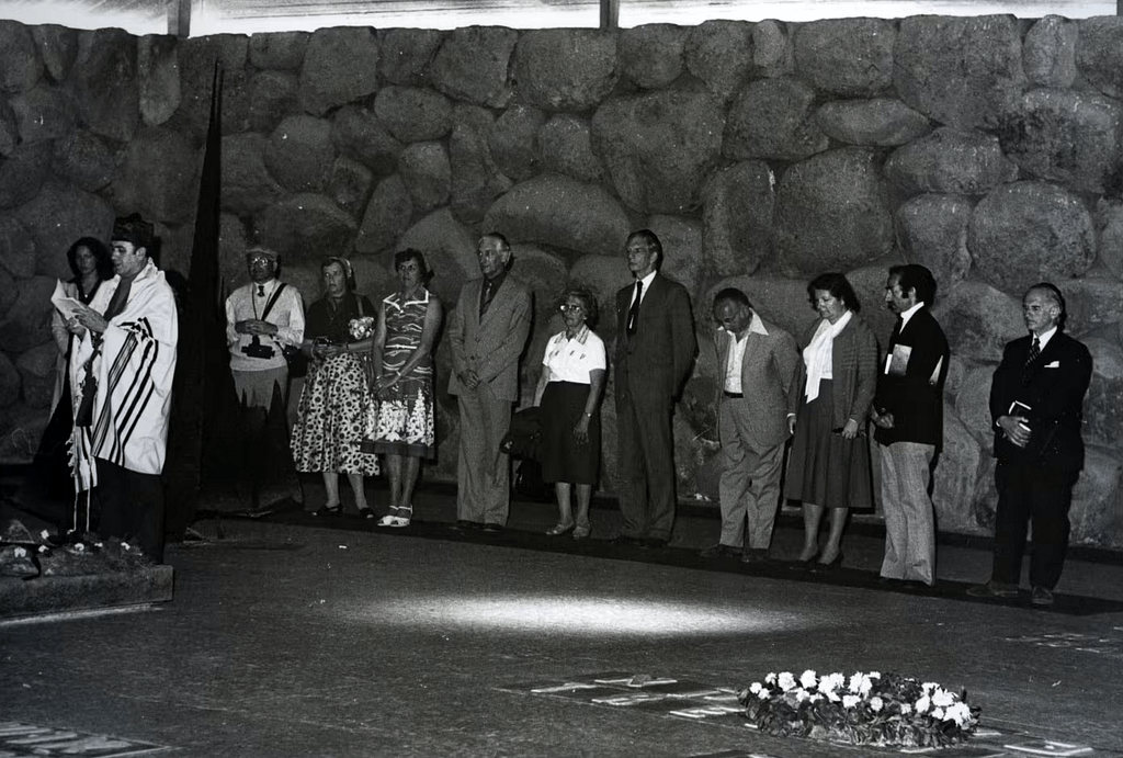 Ceremonie ter ere van Aaltje en Leendert Rietveld in de Herinneringshal van Yad Vashem, 22 maart 1979. Beeld: Yad Vashem