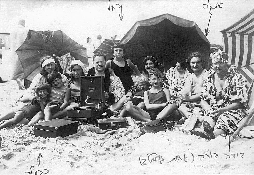 Het strand van Scheveningen en Hoek van Holland was een geliefd uitje voor de familie Ulreich. Carry is het meest meisje van links. Rachel is het meisje in het midden.