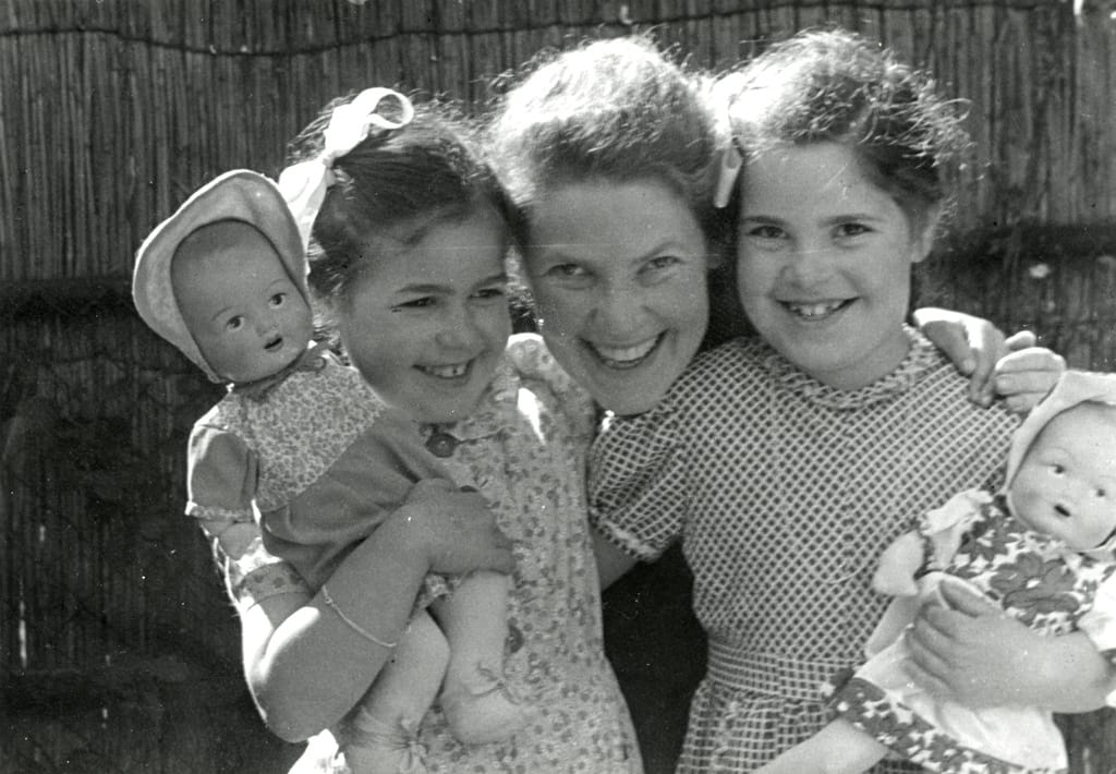 Zus Hanneke, moeder Eva en Leentje. Deze foto is door vader Felix gemaakt net voordat ze gingen onderduiken in 1942. Beeld: United States Holocaust Memorial Museum / Leentje Drukker-Tikotin