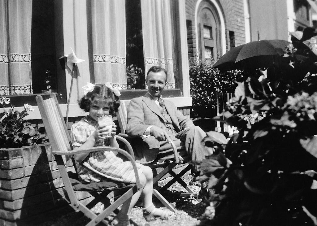 Eva bij haar onderduikfamilie, oom Ab en tante Tiny van Emmerik, in Haarlem, 1943. Beeld: Yad Vashem Photo Archive, 14280/1