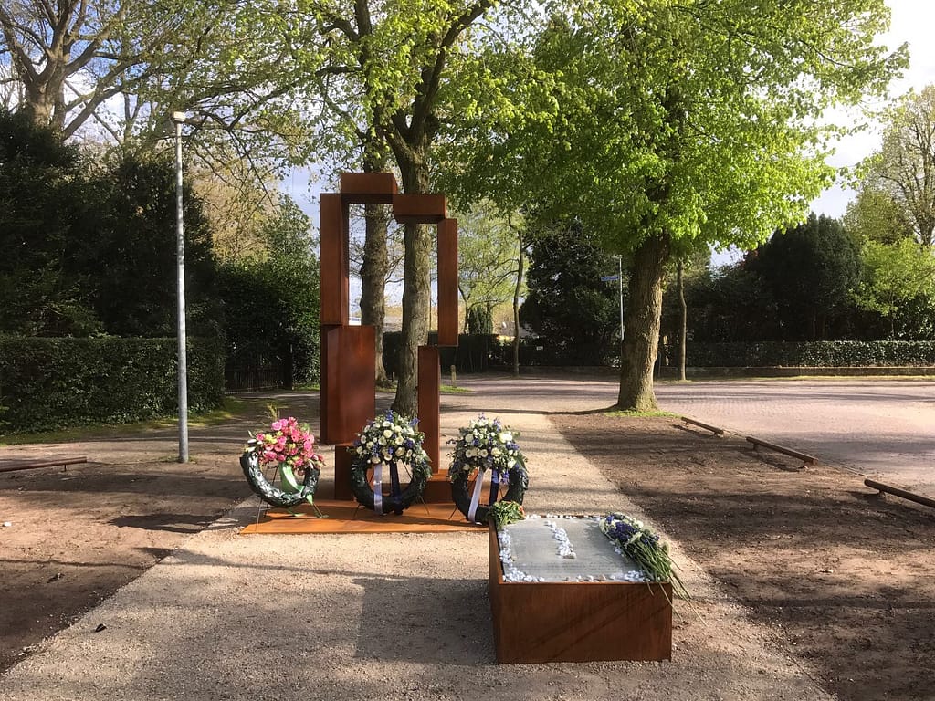 Jaarlijks organiseert de school Laar & Berg bij het Monument voor de Joodse Kinderen een herdenking op het Reitsemaplein. In 2024 vond de herdenking plaats op 17 april. Beeld: Historische Kring Laren
