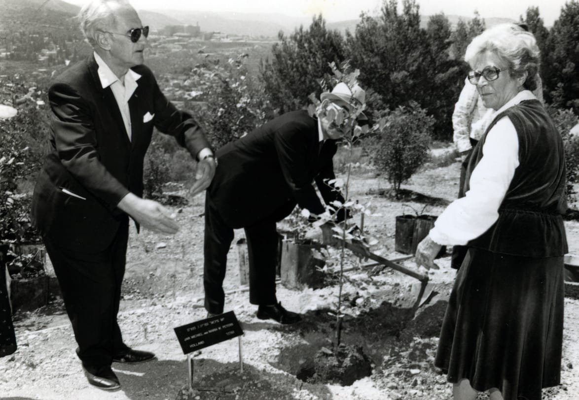 Er wordt een boom geplant ter ere van Jan Michiel (1908-1984) en Maria Peters (1915-1998). Yad Vashem, 13 september 1981. Credit: Yad Vashem, 14482509