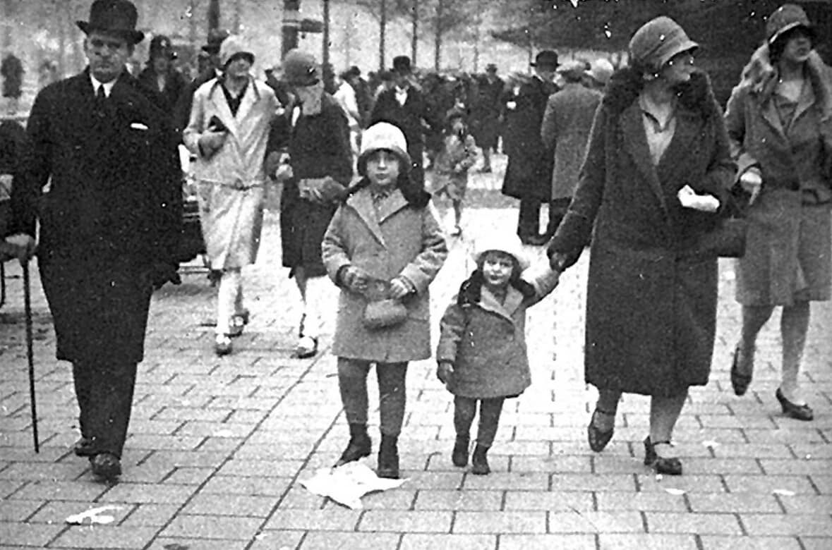 Het jonge gezin Ulreich aan de wandel op de Coolsingel, van links naar rechts: vader Gustav, Rachel, Carry en moeder Anna Fany