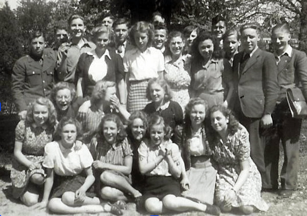 Rijks-hbs, klas 3a, 1947. Riek staat rechts van meisje met geruite rok