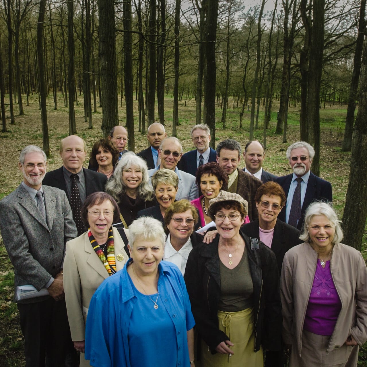 Tirza (midden tweede rij met witte blouse) met achttien andere ‘Unknown Children’ in Herinneringscentrum Westerbork, april 2001. Beeld: Reyer Boxem