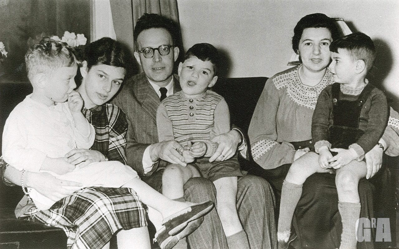 Aleid Benninga met haar ouders Noach Benninga en Helena Frank en haar broers Simon, Jacques en David, 1953.