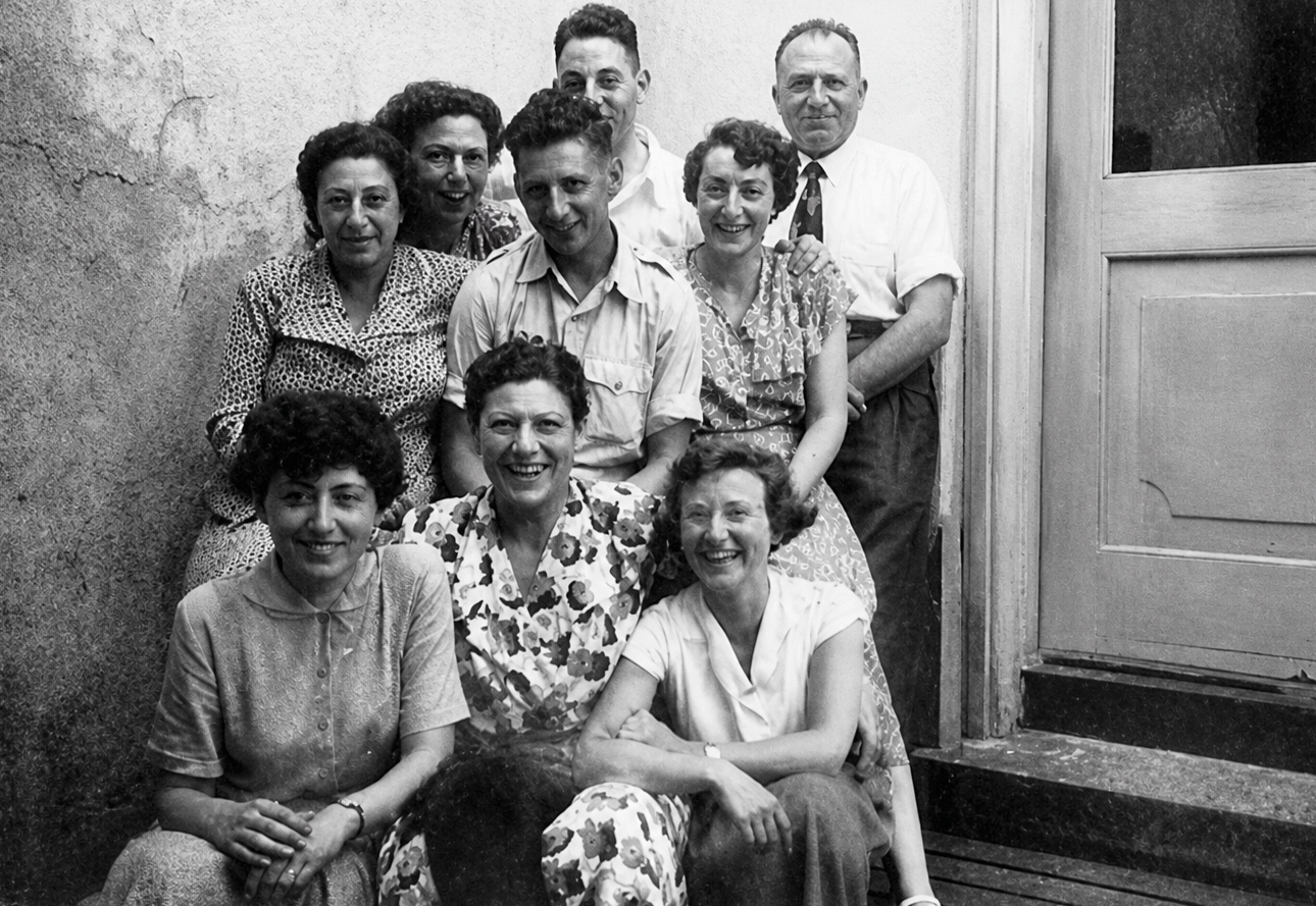 Leden van Naäroeth Jisraeel bij Riek thuis, Melkmarkt 18a, 1951. Boven: Walter Guttmann, vader Jo Levie. Midden: moeder Kitty Levie-Hompes, zus Lien, Harry Hes, Sonja Slager. Onderste rij: onbekend, Riek, Vera Davidson