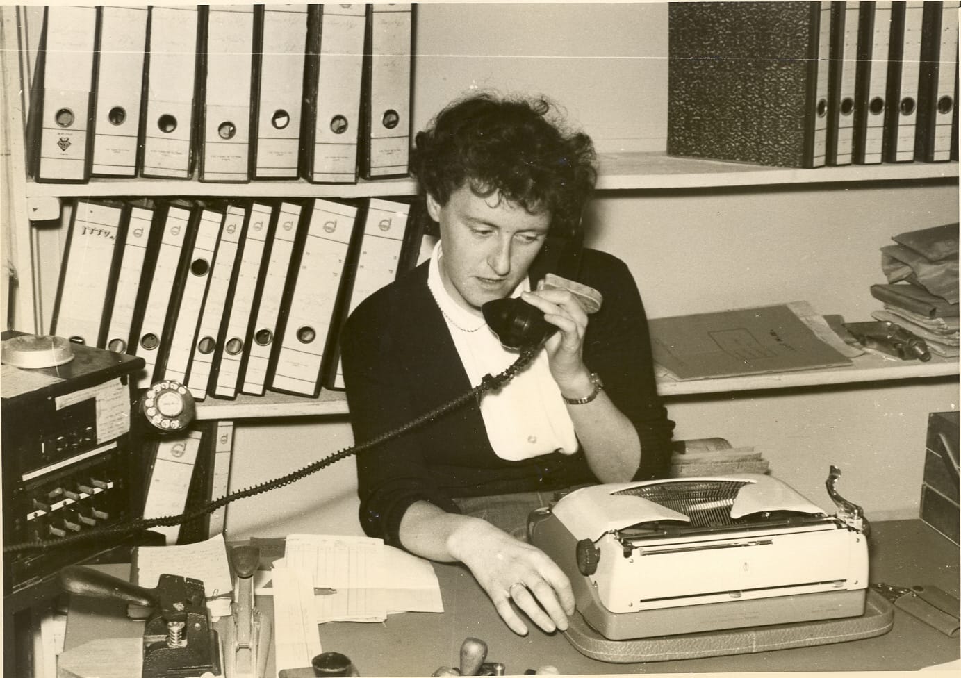 Mirjam op het secretariaat van kibboets Tzora,1962