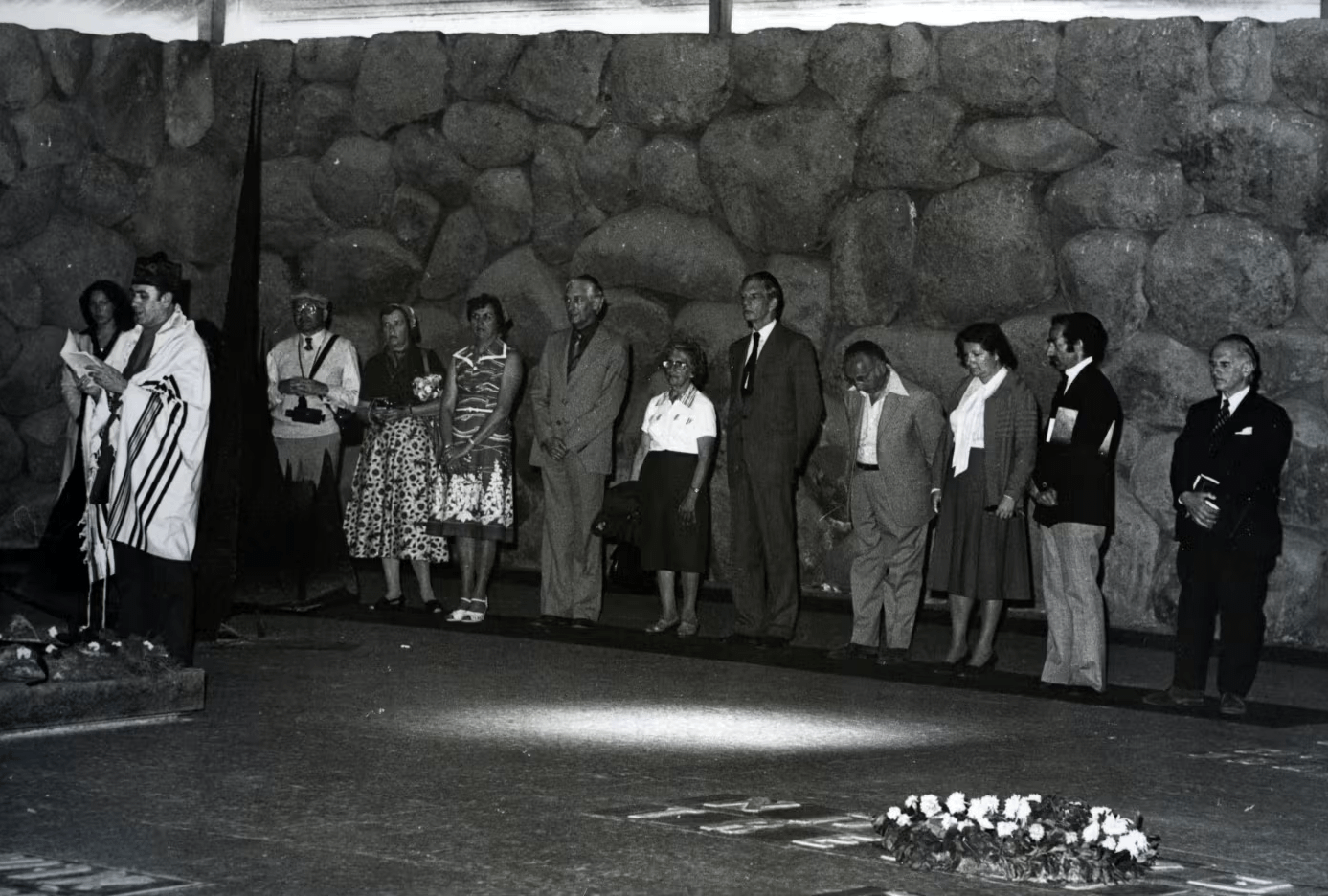 Ceremonie ter ere van Aaltje en Leendert Rietveld in de Herinneringshal van Yad Vashem, 22 maart 1979. Beeld: Yad Vashem