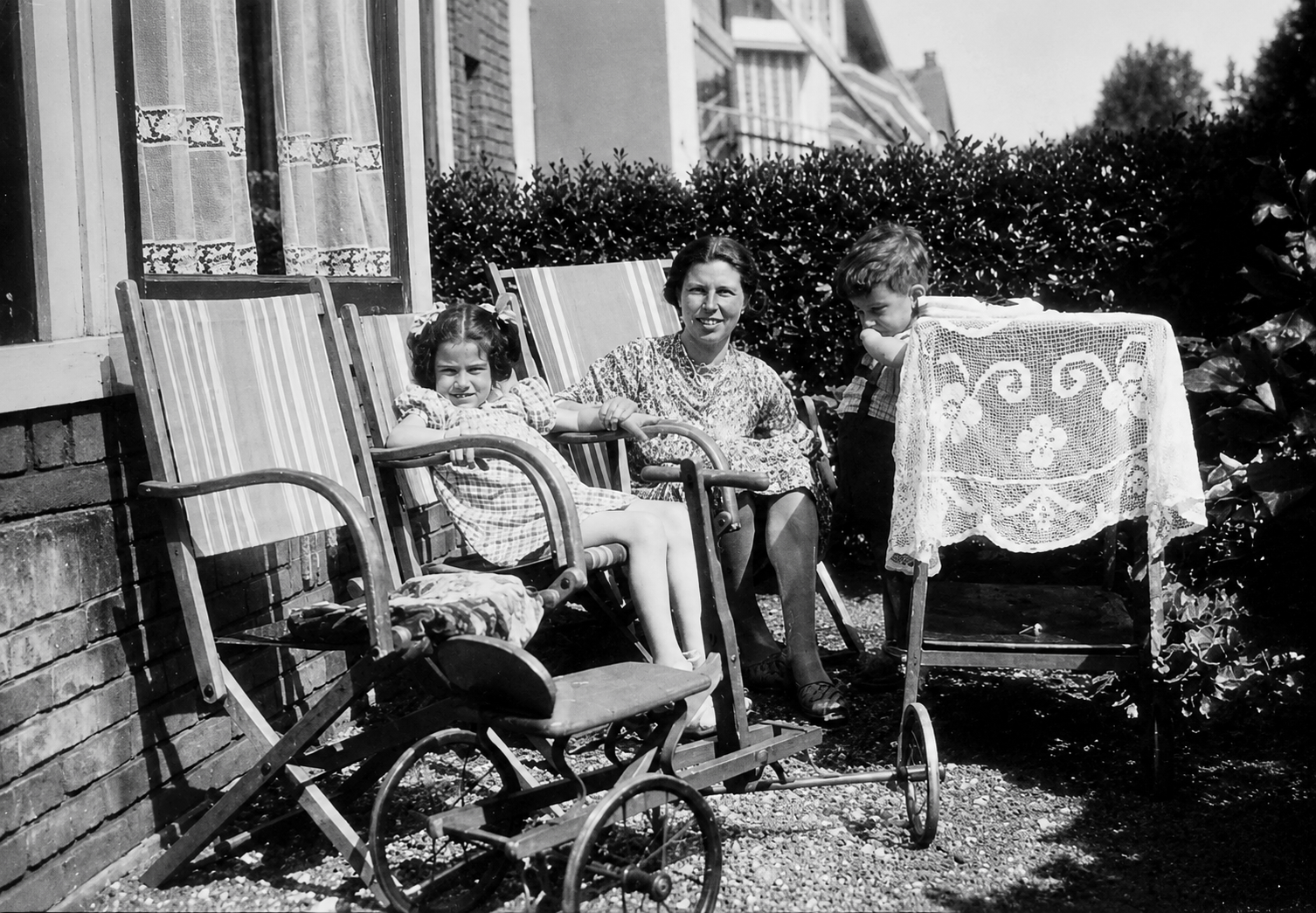Eva bij haar onderduikfamilie, oom Ab en tante Tiny van Emmerik, in Haarlem, 1943. Beeld: Yad Vashem Photo Archive, 14280/1