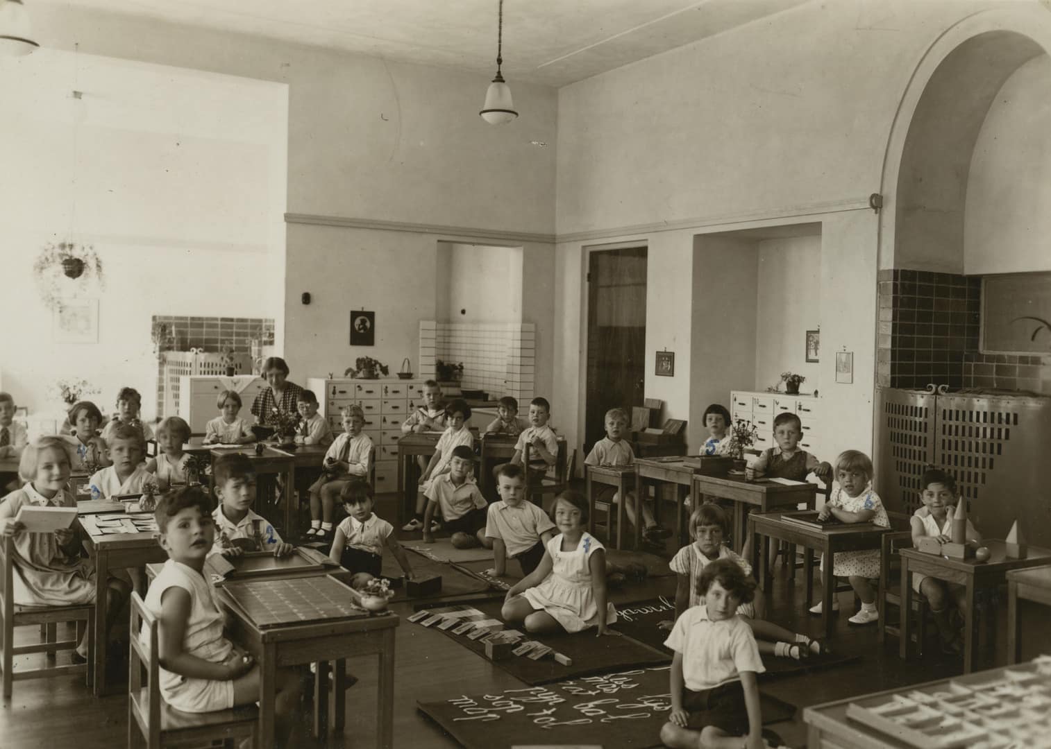 Klassenfoto van de Voorbereidende school No. 51, Amsterdam, 1934. Ab is het jongetje helemaal links vooraan. Sol Kimmel zit links tussen twee meisjes in. Beeld: Fotocollectie Anne Frank Stichting, Amsterdam