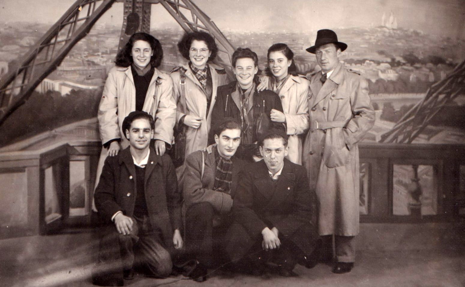 Pinchas met de leden van de hachsjara op de Eiffeltoren. Linksachter: Sascha Kahané. Rechts staat hun Joodse begeleider die hen Parijs liet zien.