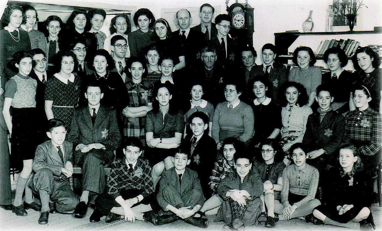 School tijdens de oorlog (Elma zit naast haar vriendin Sjelt, met bril)