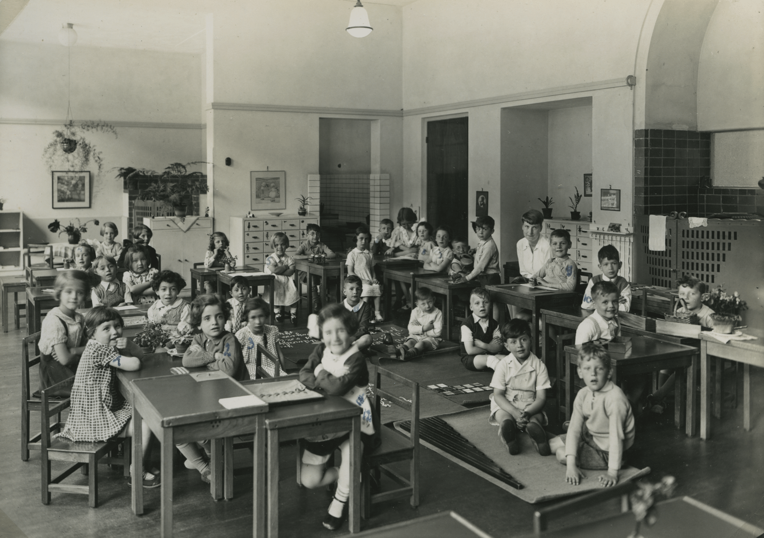 Klassenfoto van de Voorbereidende school No. 51, Amsterdam, 1935Ab zit op de grond voor Anne. Sol zit op de foto rechts achter haar, naast Juffrouw Baldal, helemaal achteraan. Beeld: Fotocollectie Anne Frank Stichting, Amsterdam