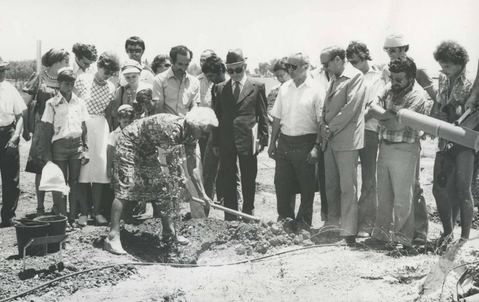 Caroline Mass Carry Ulreich Boomplantceremonie ter ere van de familie Zijlmans bij Yad Vashem, 25 juli 1977