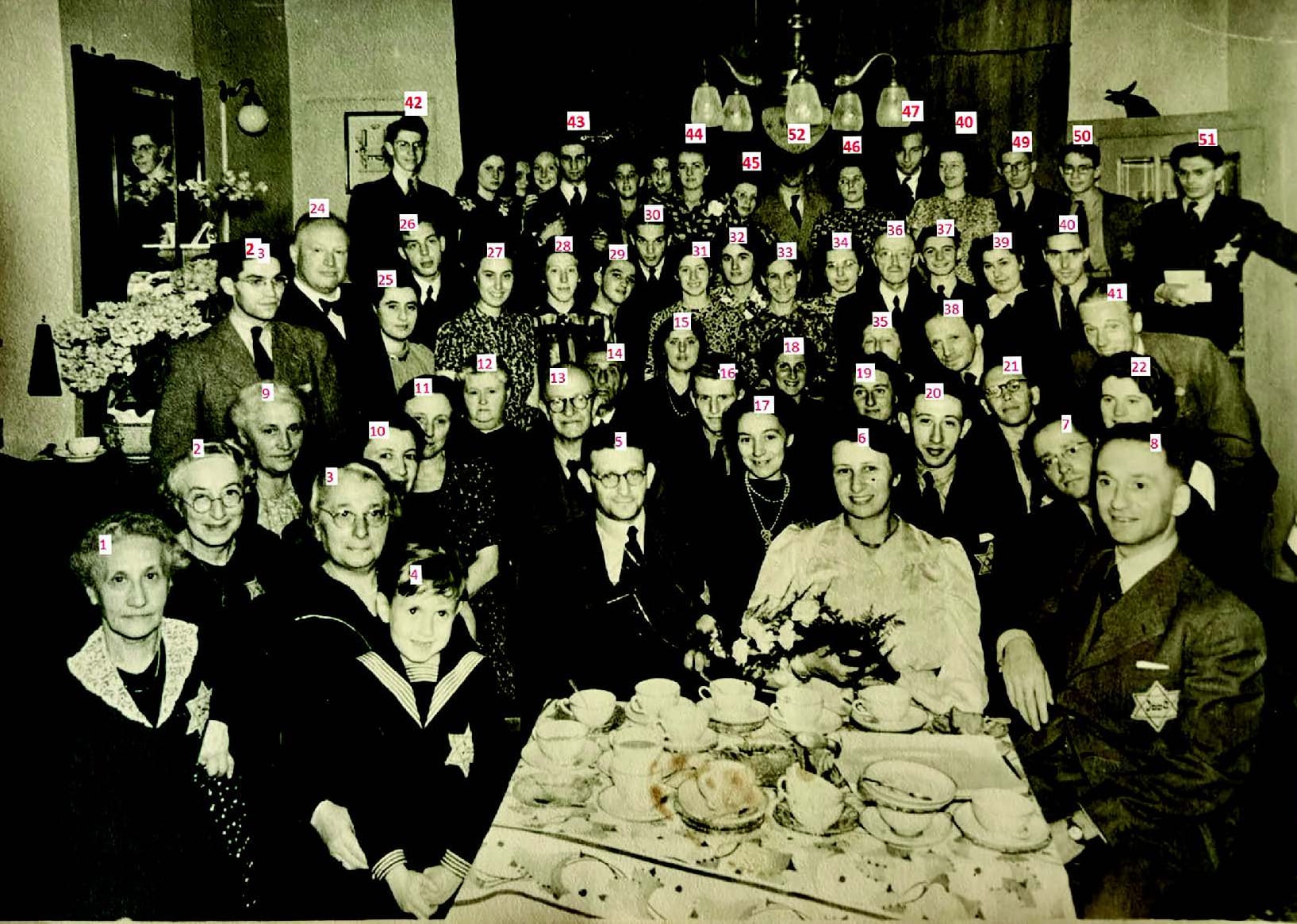 Personeel en vrienden tijdens viering 12,5 jarig bestaan Fruticia, 1 juli 1942.