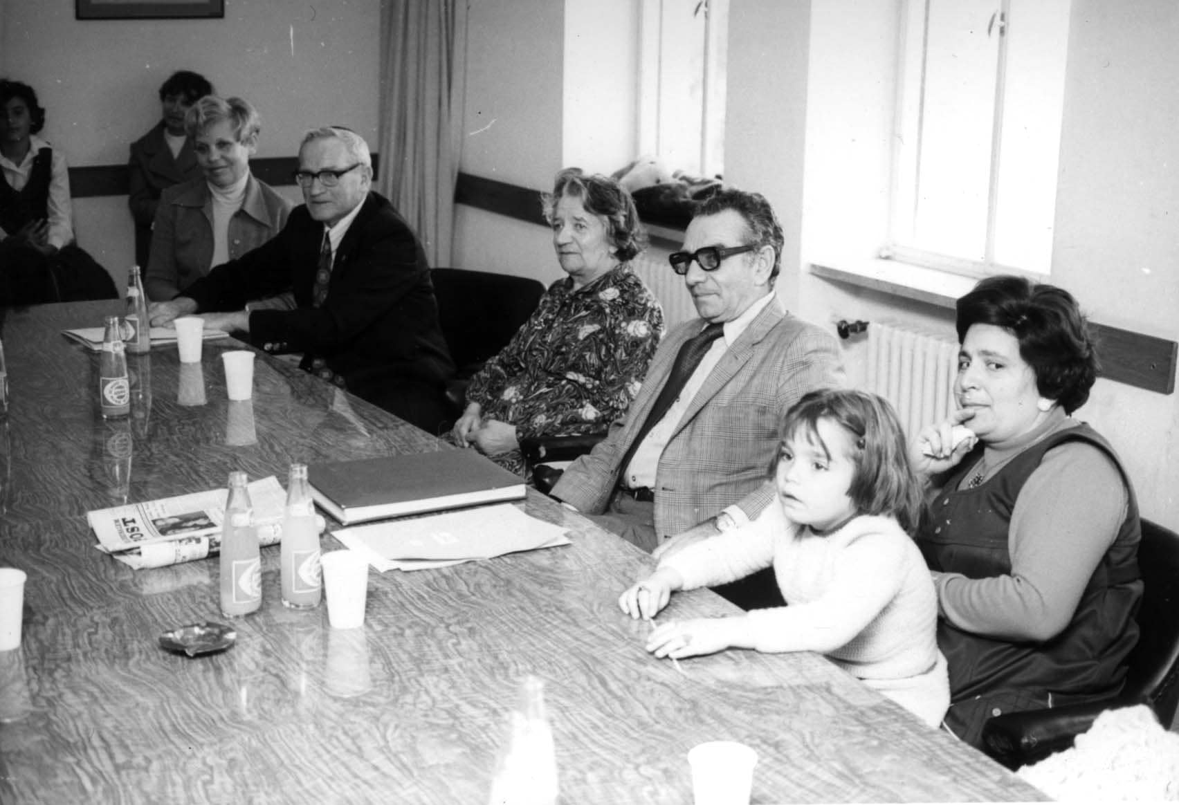 Een boom wordt gepland ter ere van Lourens en Pieternella Lutgendorff. Yad Vashem Photo Archive, 14477124