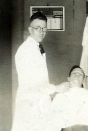 kappersbediende Jurjen is bezig zijn baas Fedde van Dijk te scheren. beeld: Spanvis/Roelie Spanjaard-Visser