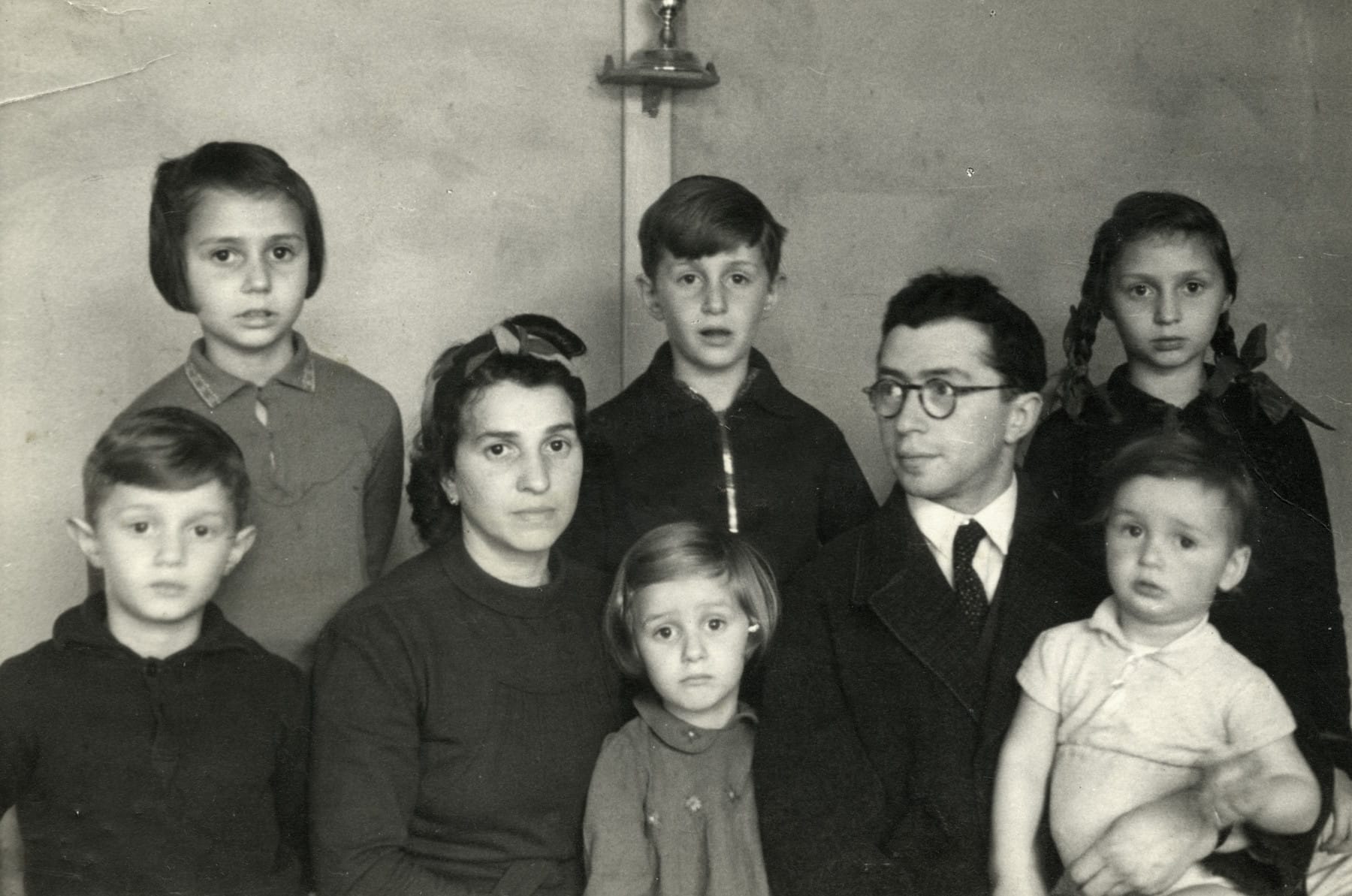 Portret van de familie Birnbaum in Westerbork. Van links naar rechts: Zvi, Sonni, Hennie, Yaakov, Susy, Yehoshua, Regina en Shmuel. Beeld: USHMM, courtesy of Sonni Schey Birnbaum