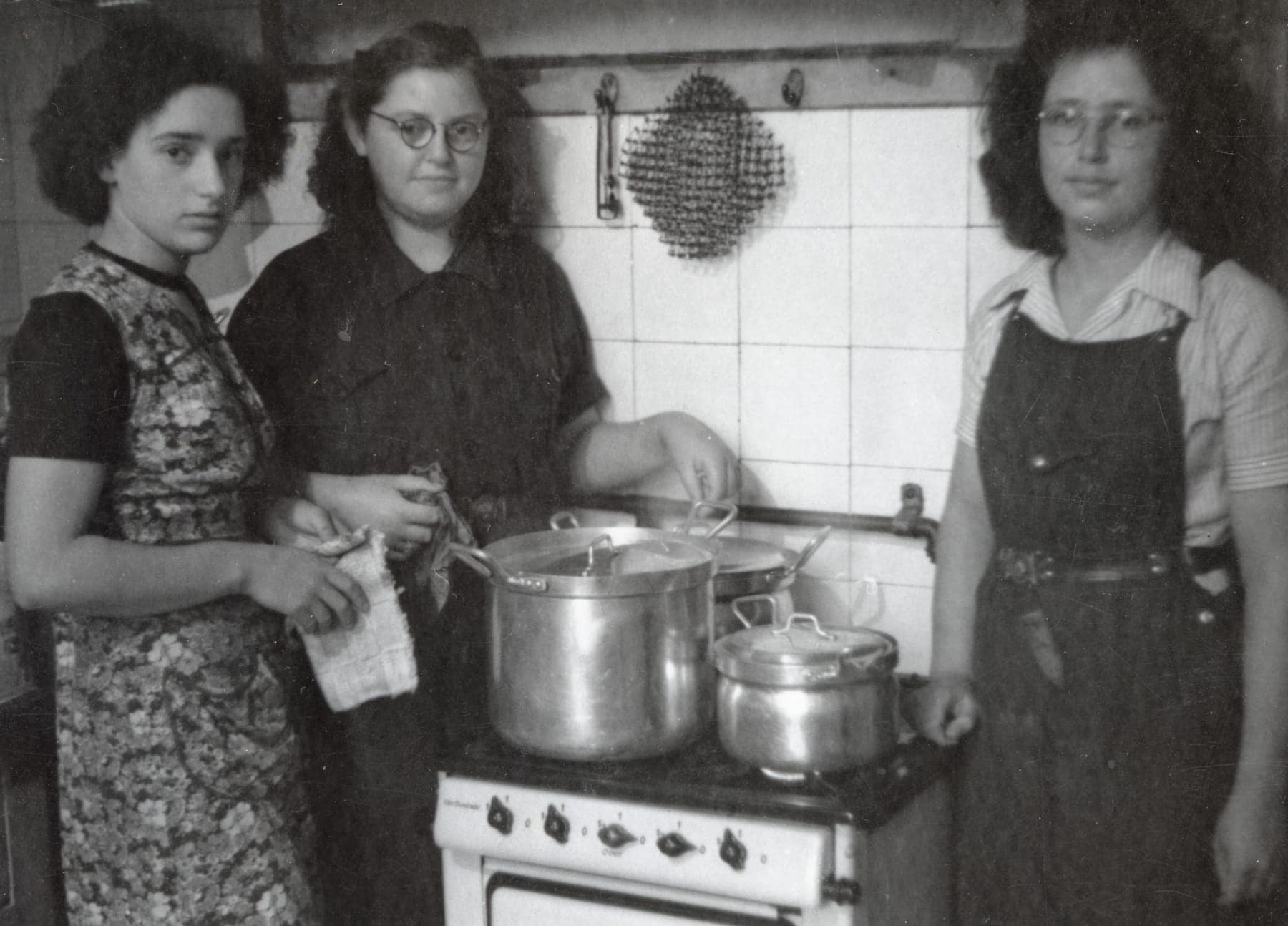 Marthy (links) en Rini Soep (rechts), in de keuken, hachsjara in Gouda. Beeld: JDC Archives
