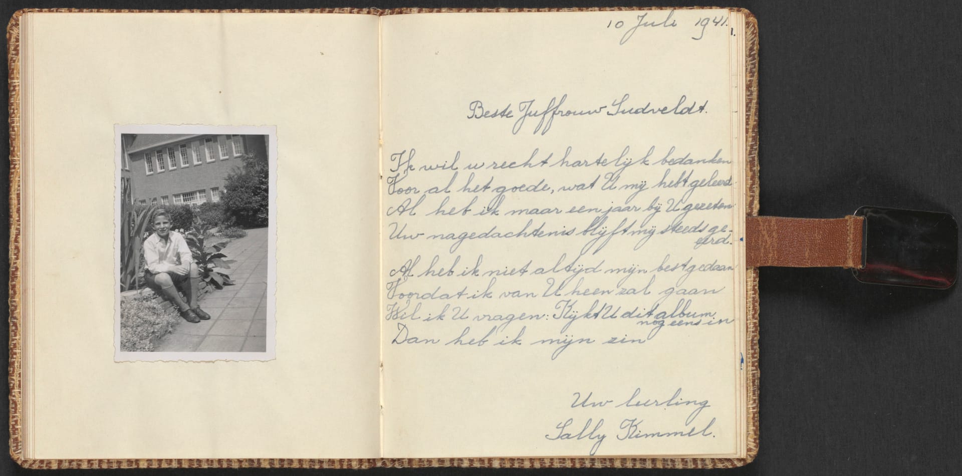 Na afronding van de 6eMontessorischool gaven Sol en Ab, samen met andere schoolverlaters, een poëziealbum cadeau aan hun juffrouw Lena Südfeldt. Beeld: Anne Frank Stichting