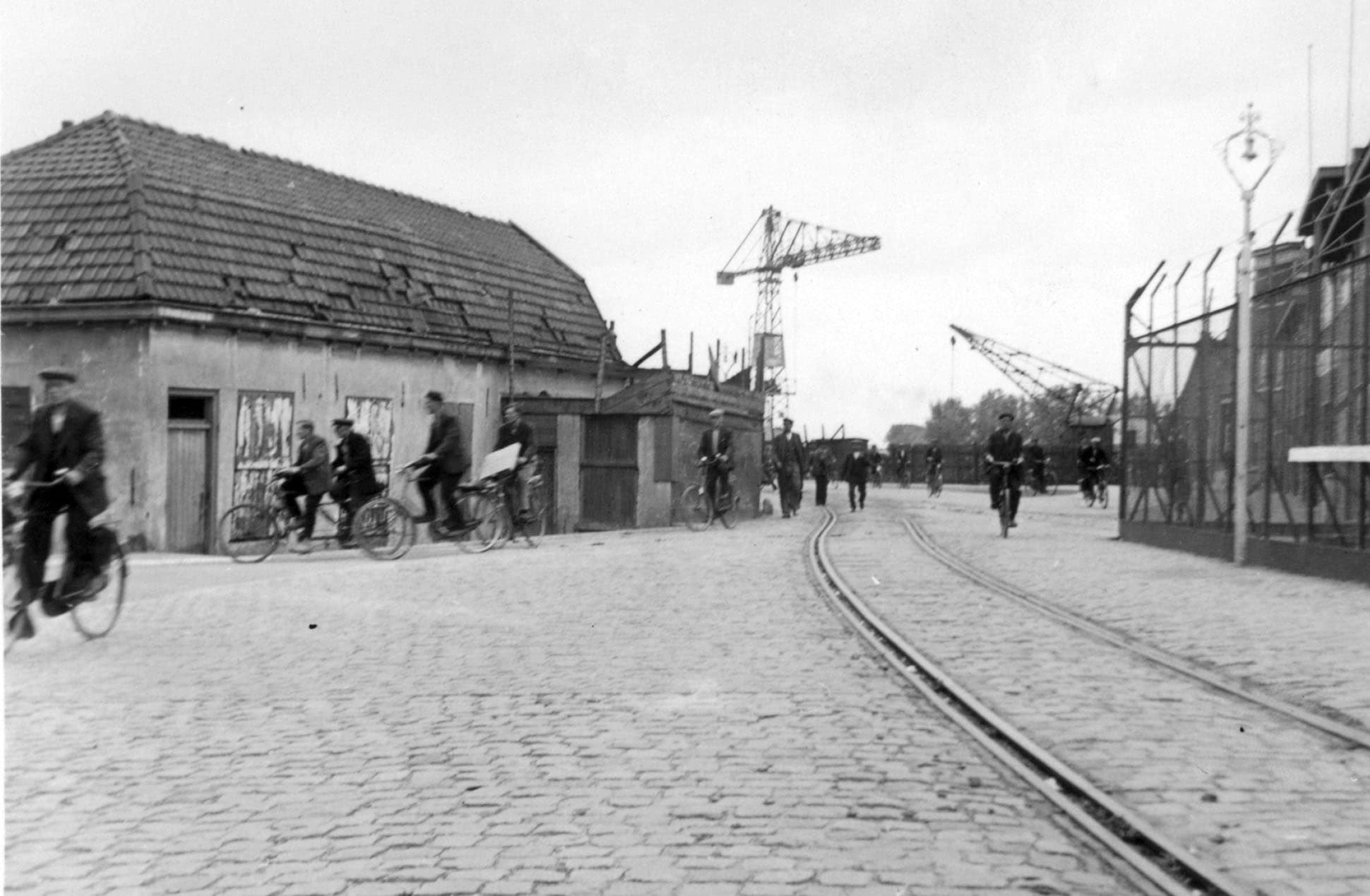 's-Gravendeelsedijk bij de Glazenstraat in Dordrecht, jaren dertig. Dit is vlakbij het huis van Margalit: de spoorrails waarover goederentreinen naar de zeehavens reden. RAD nr. 552_317188