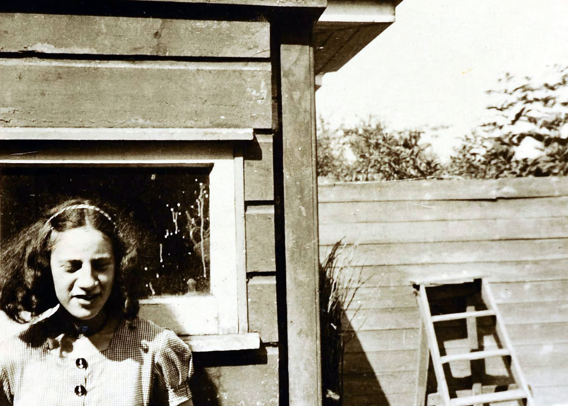 Rina op haar onderduikadres. Beeld: Yad Vashem / 13340