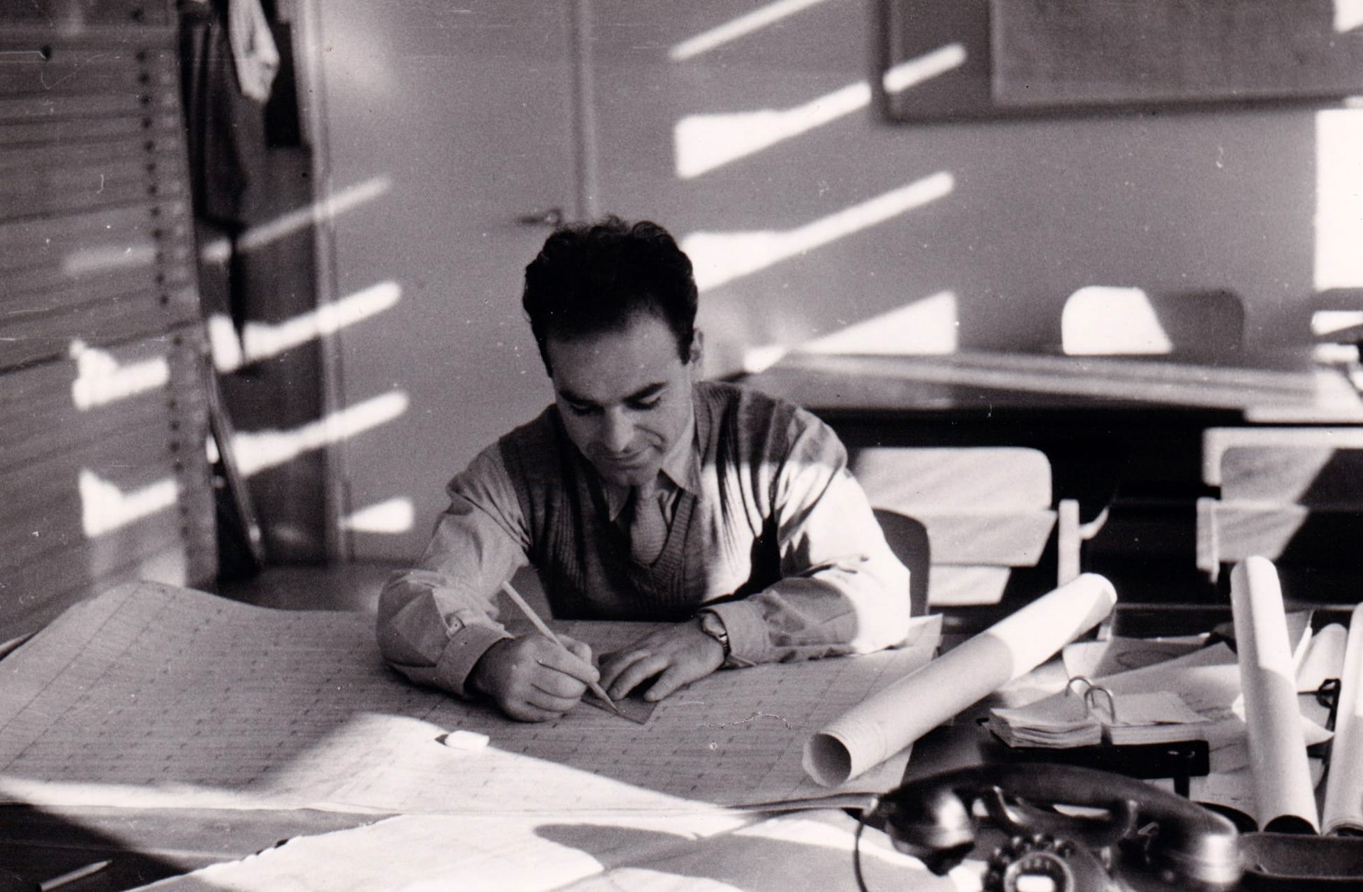 Pinchas op zijn kantoor