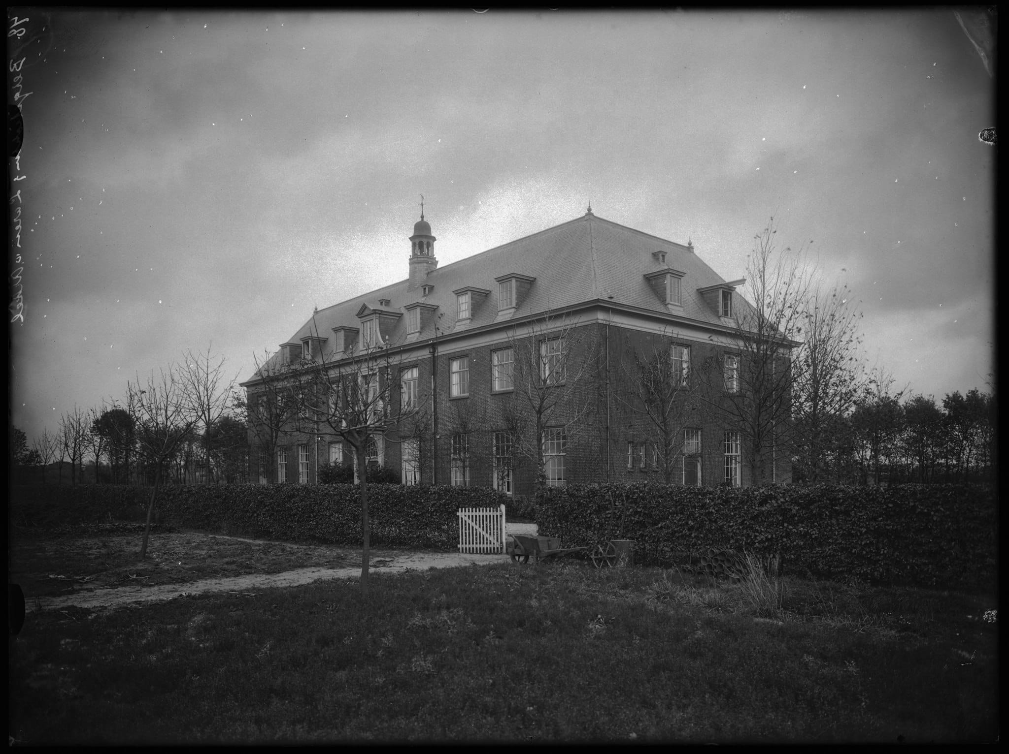 Het grote gebouw van de Berg-Stichting. Beeld: Historische Kring Laren