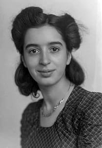 Margalit Lugten, 16 jaar. Deze foto is gemaakt op 19 november 1942 door de Dordtse fotograafH.G. Beerman. RAD nr. 309_37285