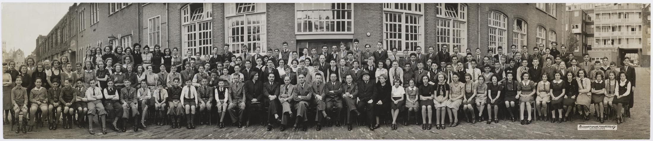 Groepsfoto van leraren en leerlingen van de Joodse HBS aan de Voormalige Stadstimmertuin in Amsterdam, circa 1941. Beeld: Collectie Joods Museum