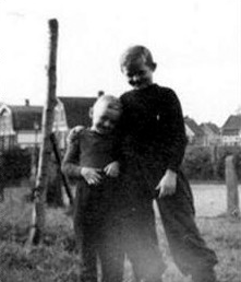 Wim Abas staat rechts op de foto, Aalten