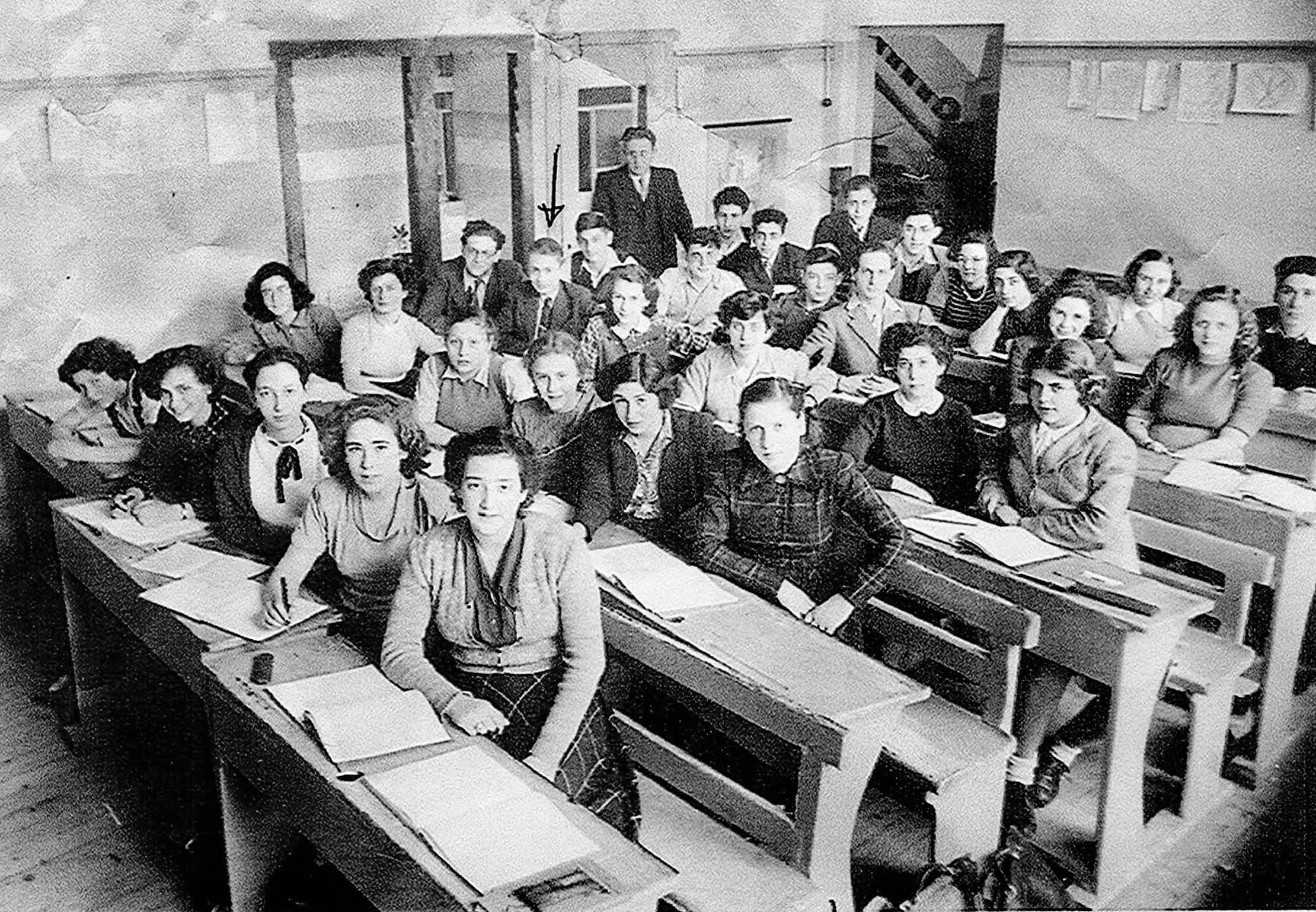 Klas 3 van de Joodse HBS, voorjaar 1950. Joseef is aangegeven met pijl.