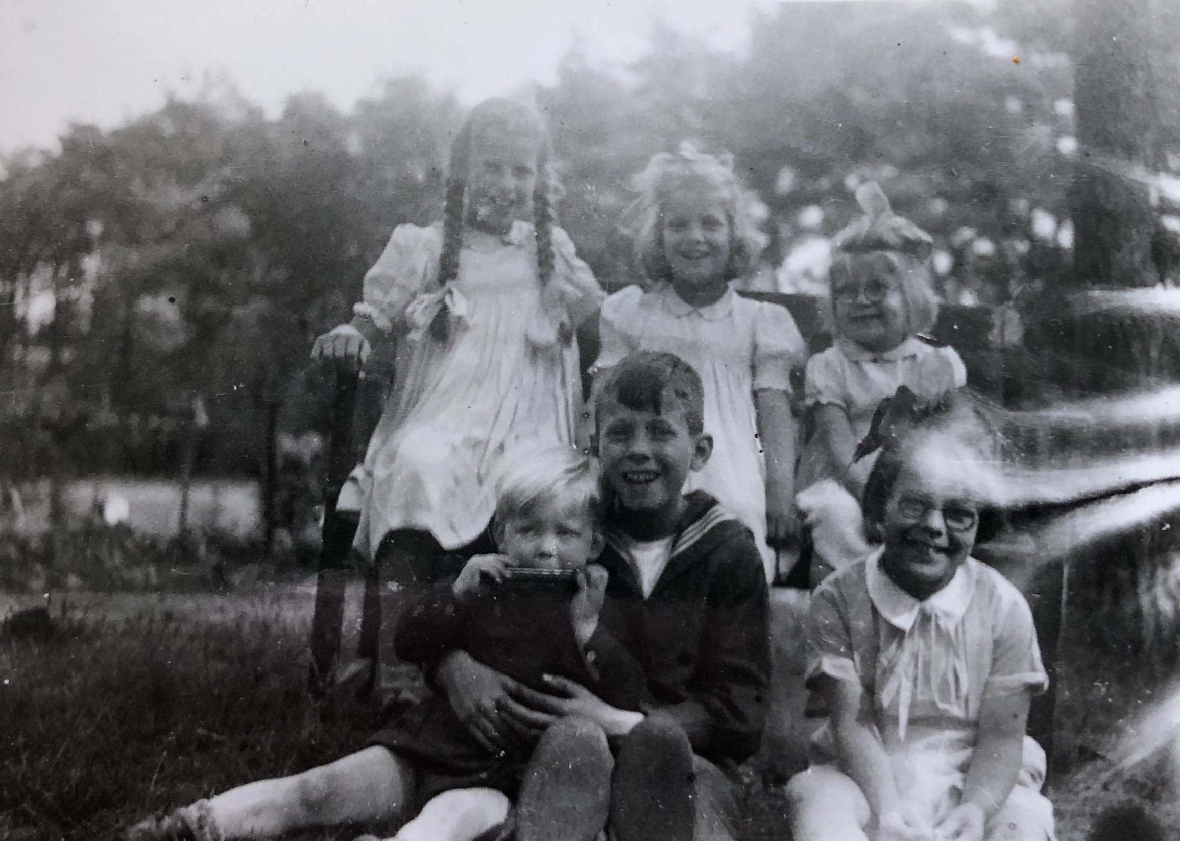 Enkele kinderen Banens en rechts vooraan zittend Gretha in de zomer van 1943