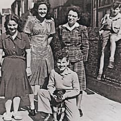 vlnr: Liesbeth van Leer, Erni Bartfeld, Carla, At Lessing (zittend), Fred Lessing met hond Flippie, circa 1947
