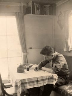 Ed schrijft op zijn woonboot in Amerika naar Carla in Nederland