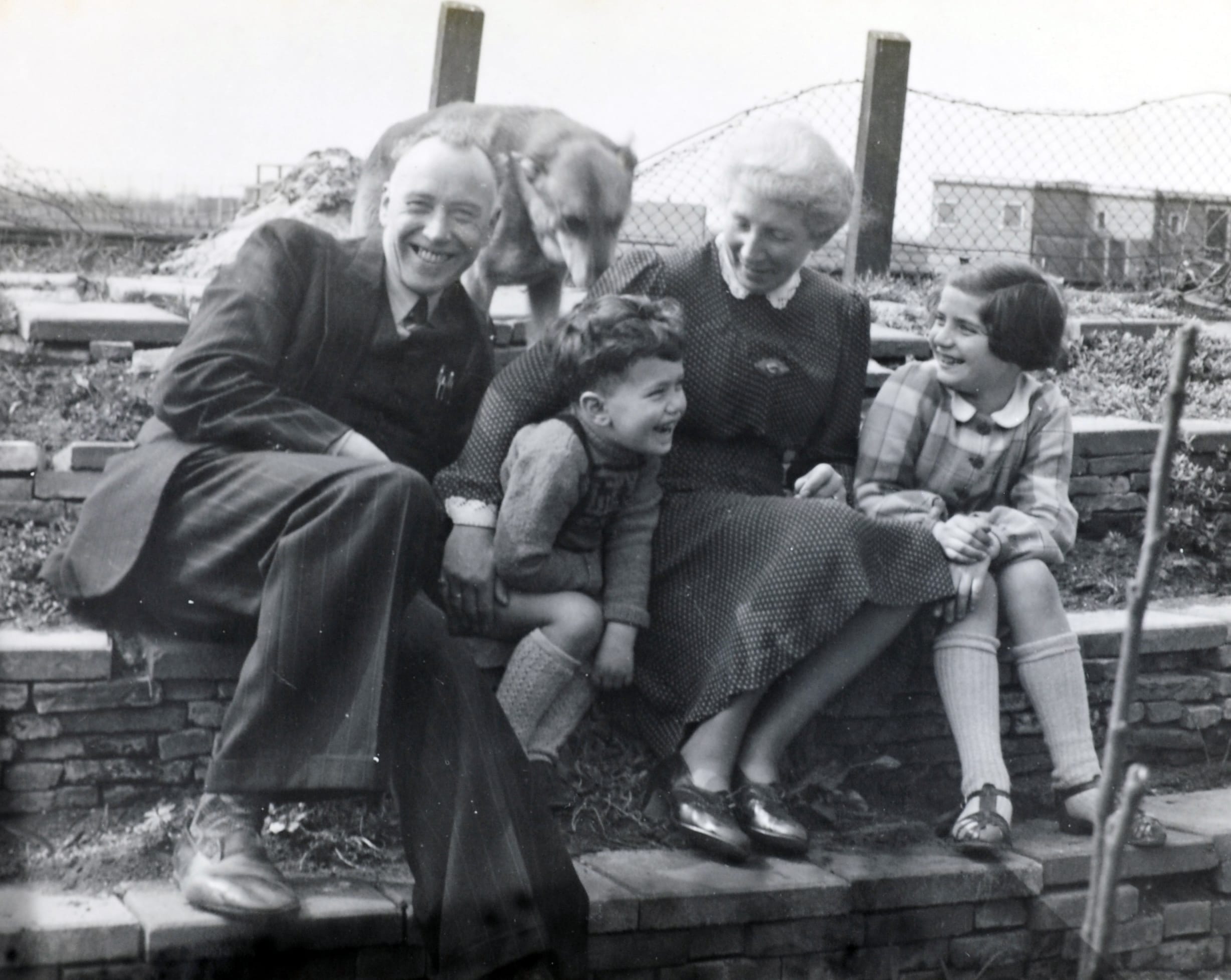 Eva bij haar onderduikfamilie, oom Ab en tante Tiny van Emmerik, in Haarlem, 1943. Beeld: Yad Vashem Photo Archive, 14280/1