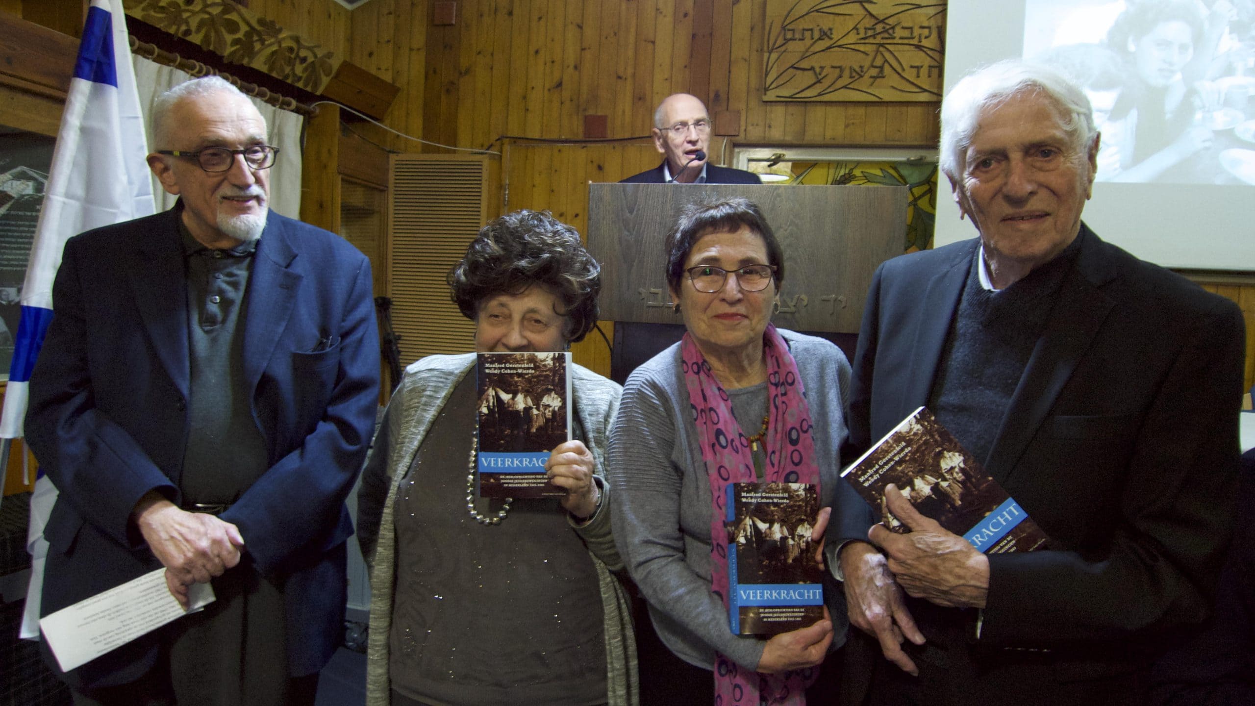 Manfred Gerstenfeld met drie van de voor het boek geinterviewde jeugdbewegers. Vlnr: Dini Goldschmidt, Chawa Dinner-Loopuit en Shimon Shalish, 13 februari 2020